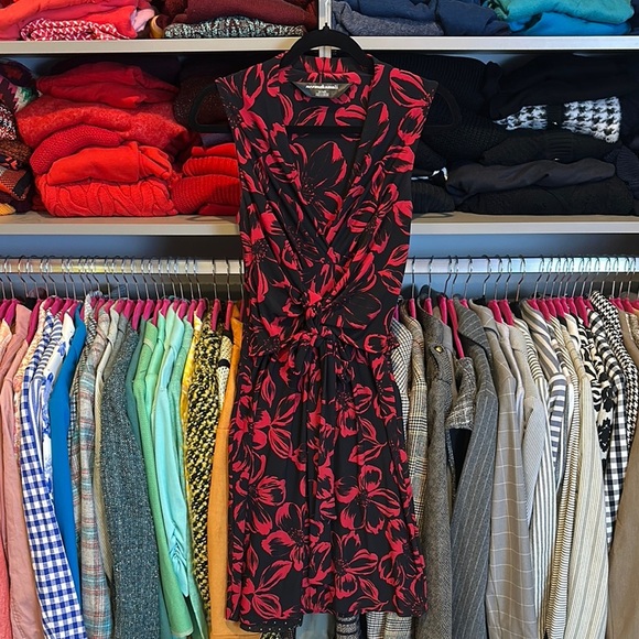 Norma Kamali Dresses & Skirts - Norma Kamali red/black print sleeveless v neck front tie dress size S